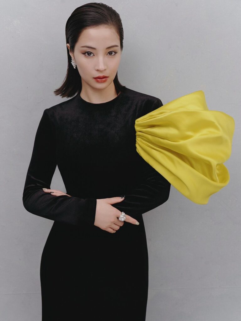 黒いドレスを身にまとった広瀬すずさんの写真