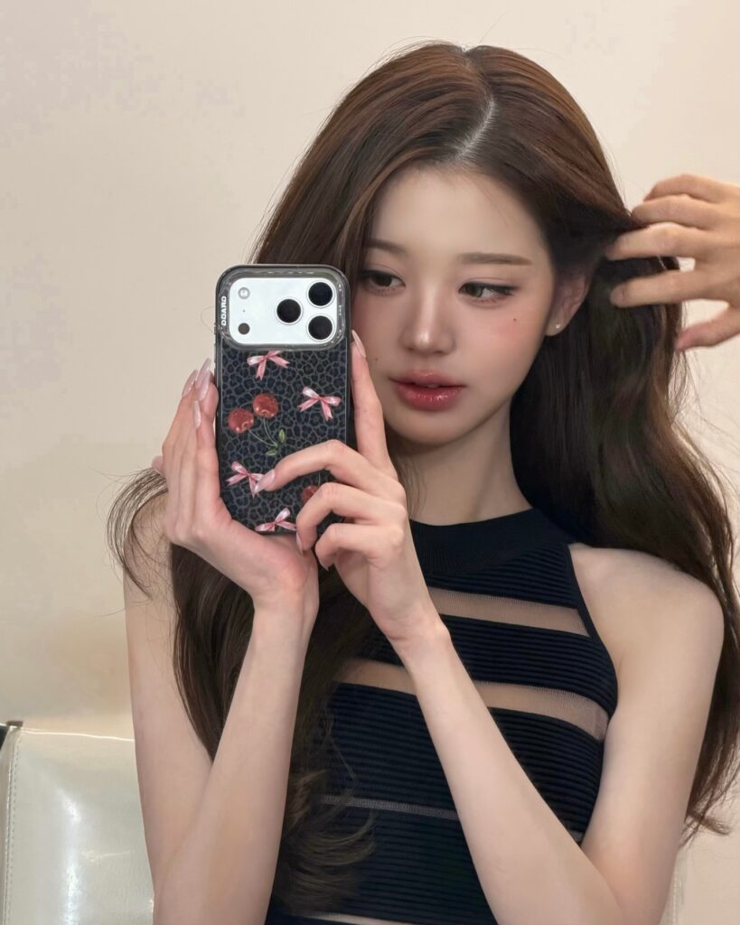 スマホをかざして鏡越しに自撮りをしているチャン・ウォニョンさん