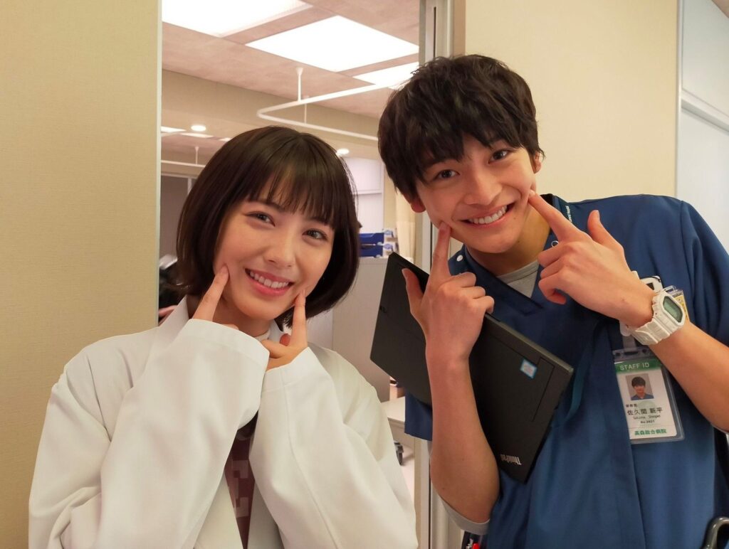 高橋文哉の歴代彼女7人目：浜辺美波（2022年頃）※ドラマ『ドクターホワイト』での共演から噂に