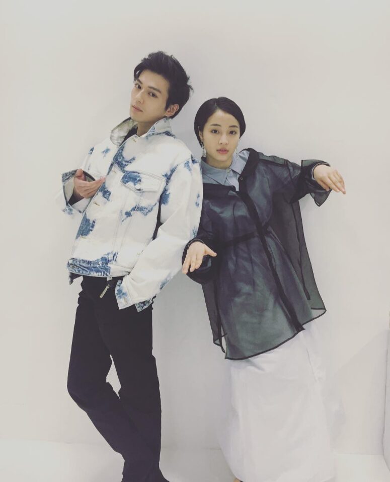 新田真剣佑さんと広瀬すずさんの　ツーショット写真
