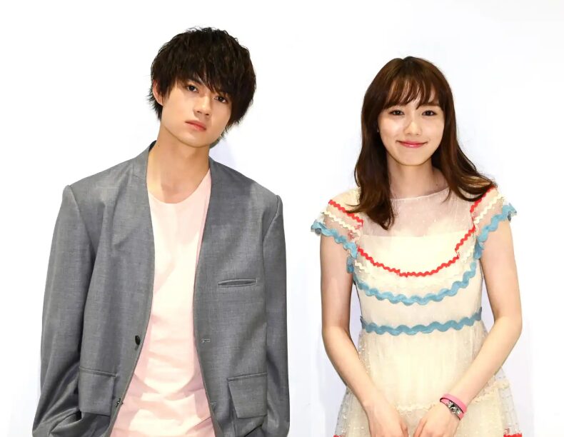 引用：MANTANWEB編集部　佐野勇斗＆飯豊まりえ：「僕だけが17歳の世界で」幼なじみの恋物語を演じるも「ただの恋愛ものではない」https://mantan-web.jp/article/20200227dog00m200023000c.html