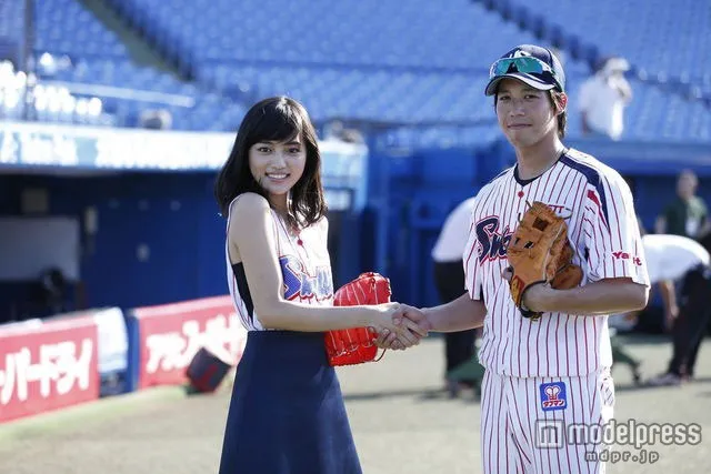 川口春奈、ミニスカで笑顔はじける始球式