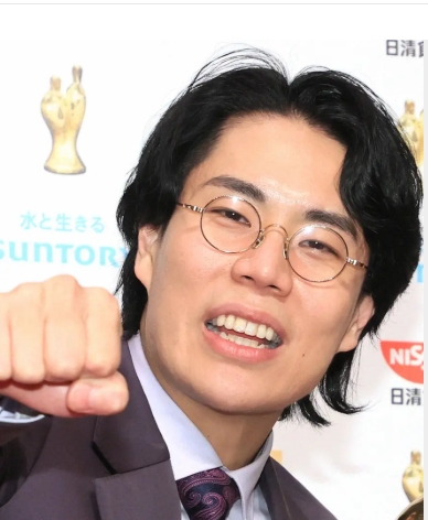 高比良くるまイベント写真グーのポーズ