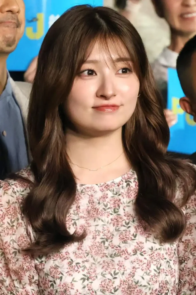 吉川愛：大胆ワンピで美背中披露 ふんわり袖のフレアワンピで大人っぽく - MANTANWEB