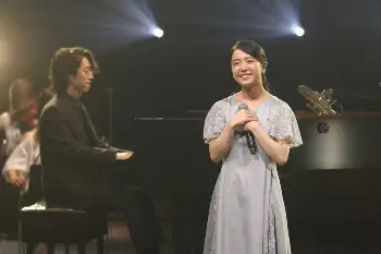 第72回NHK紅白歌合戦」で、上白石萌音さんが「夜明けをくちずさめたら」を歌唱した際、角野隼斗さんがピアノ伴奏
