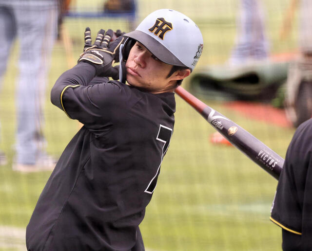 【阪神】中野拓夢が試合前練習でフリー打撃再開 二塁で打球捕も 自打球影響で29日は代打出場