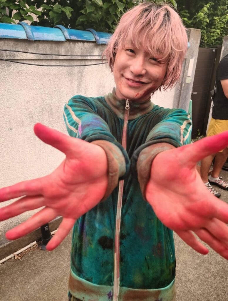 映画撮影時のFukaseさんのオフショット。