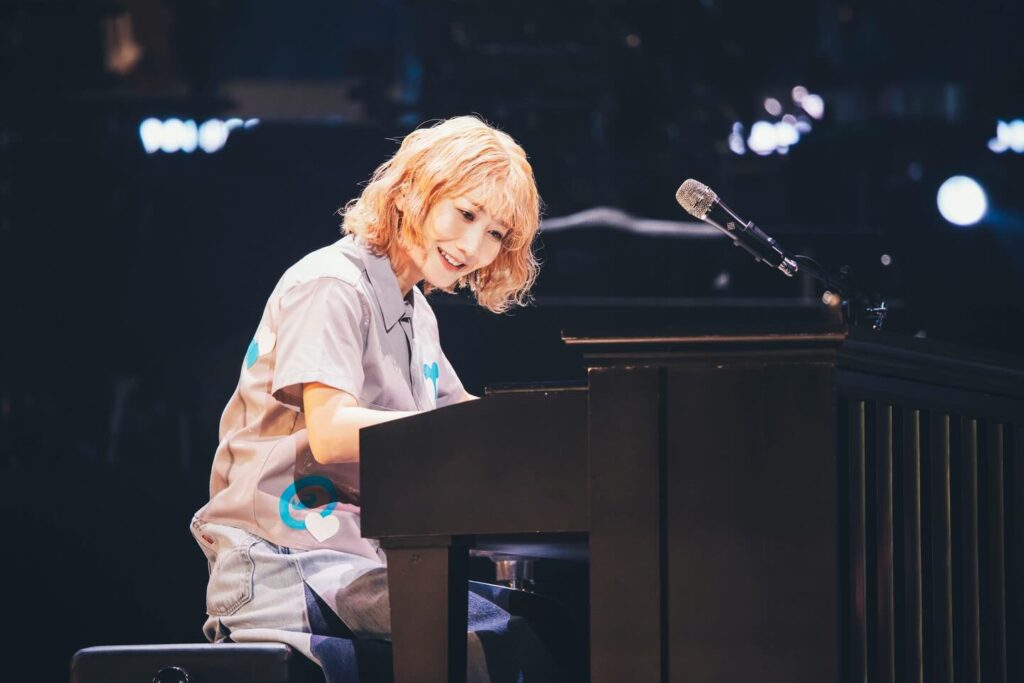 武道館ライブでピアノ伴奏をするSaoriさん