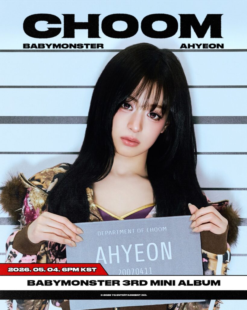 『AHYEON』と書かれたボードを持つチョン・アヒョンさんのコンセプトフォト