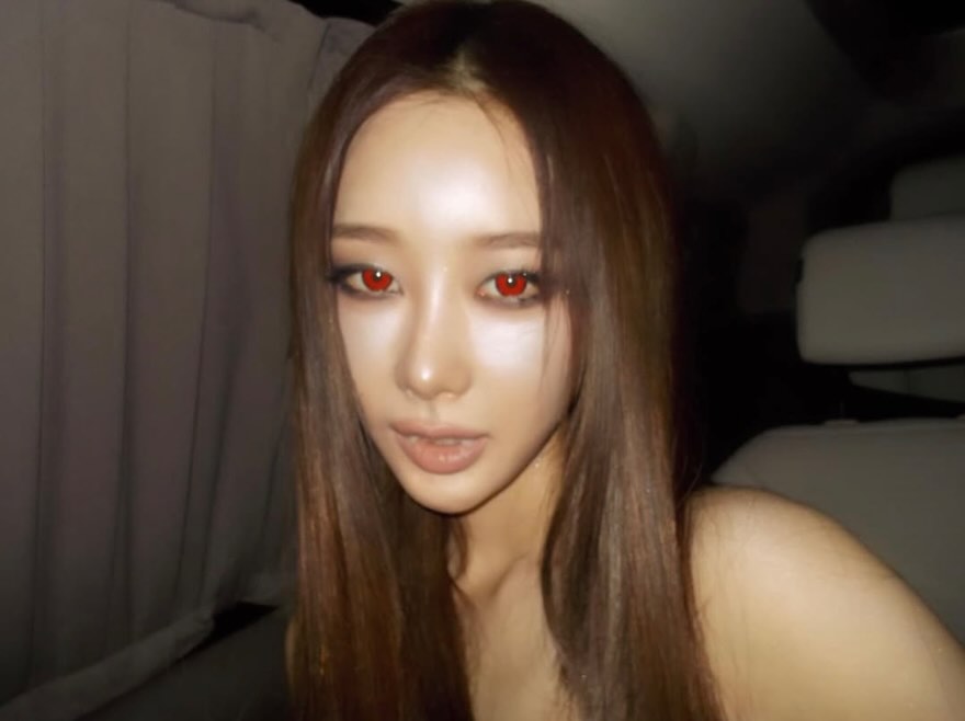 赤いカラコンをしたジゼルさんを車内で撮影した写真