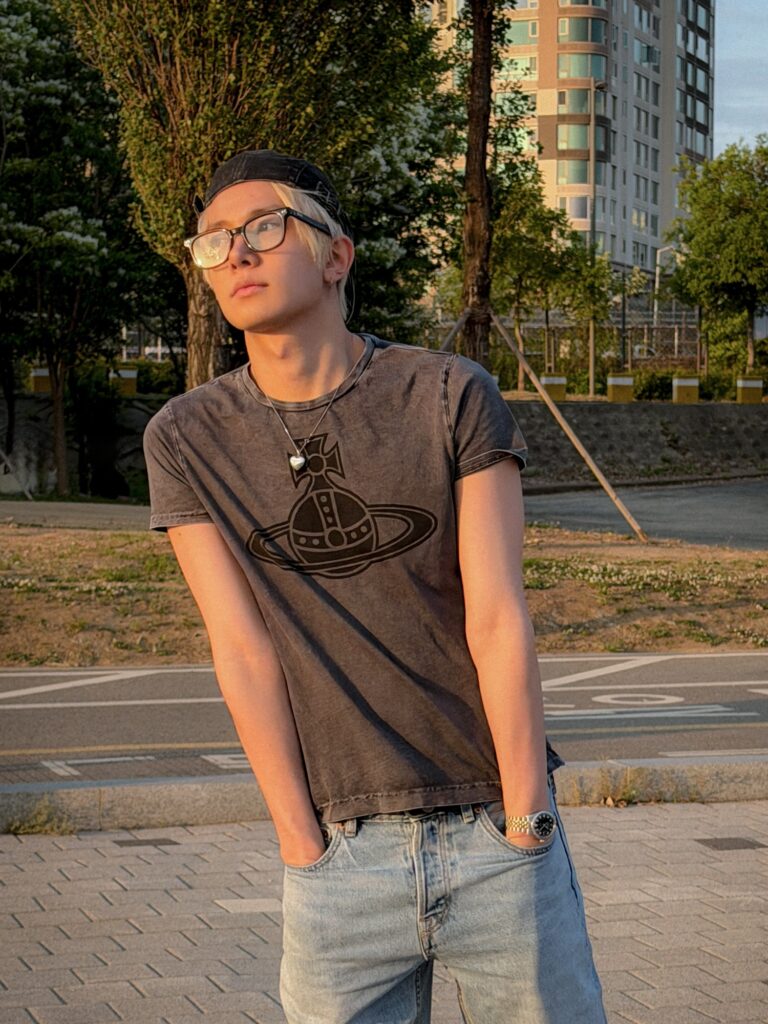 屋外で立つ眼鏡姿のヒスン(EVAN)さん