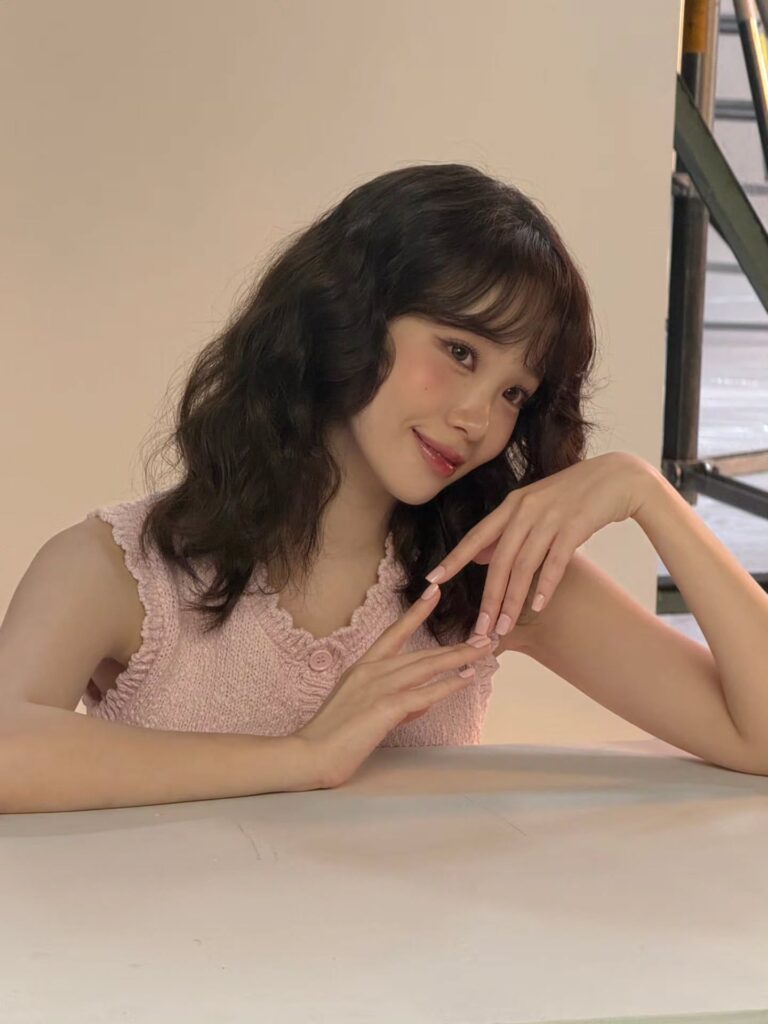 机に肘をつき微笑むチェウォンさん