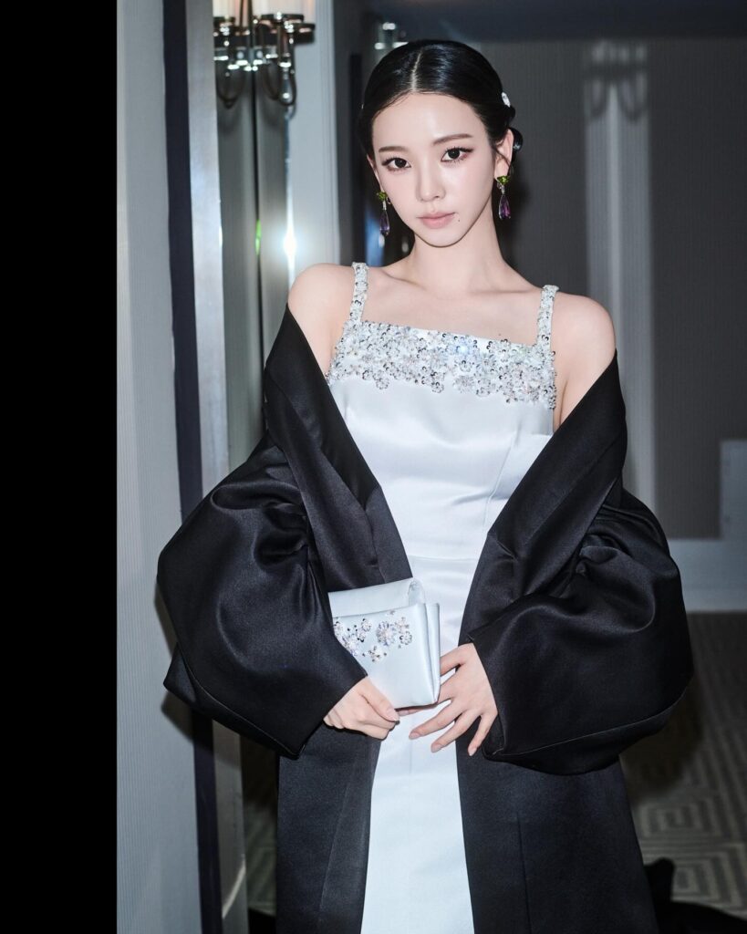 黒い羽織を肩に掛けた白いドレス姿のaespa カリナさん