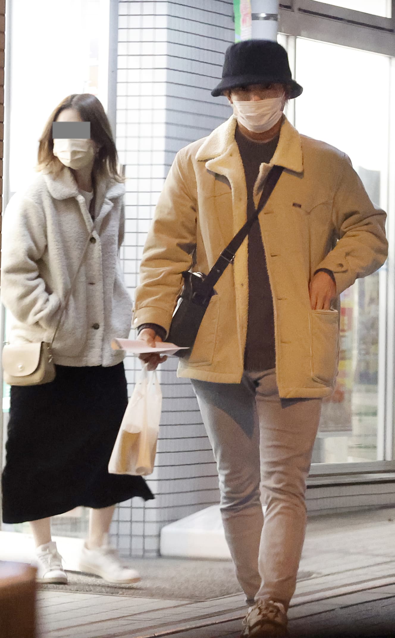 2月中旬の夜7時頃。近所のコンビニから出てきた。目深に帽子をかぶって変装し、彼女と距離をとり歩く