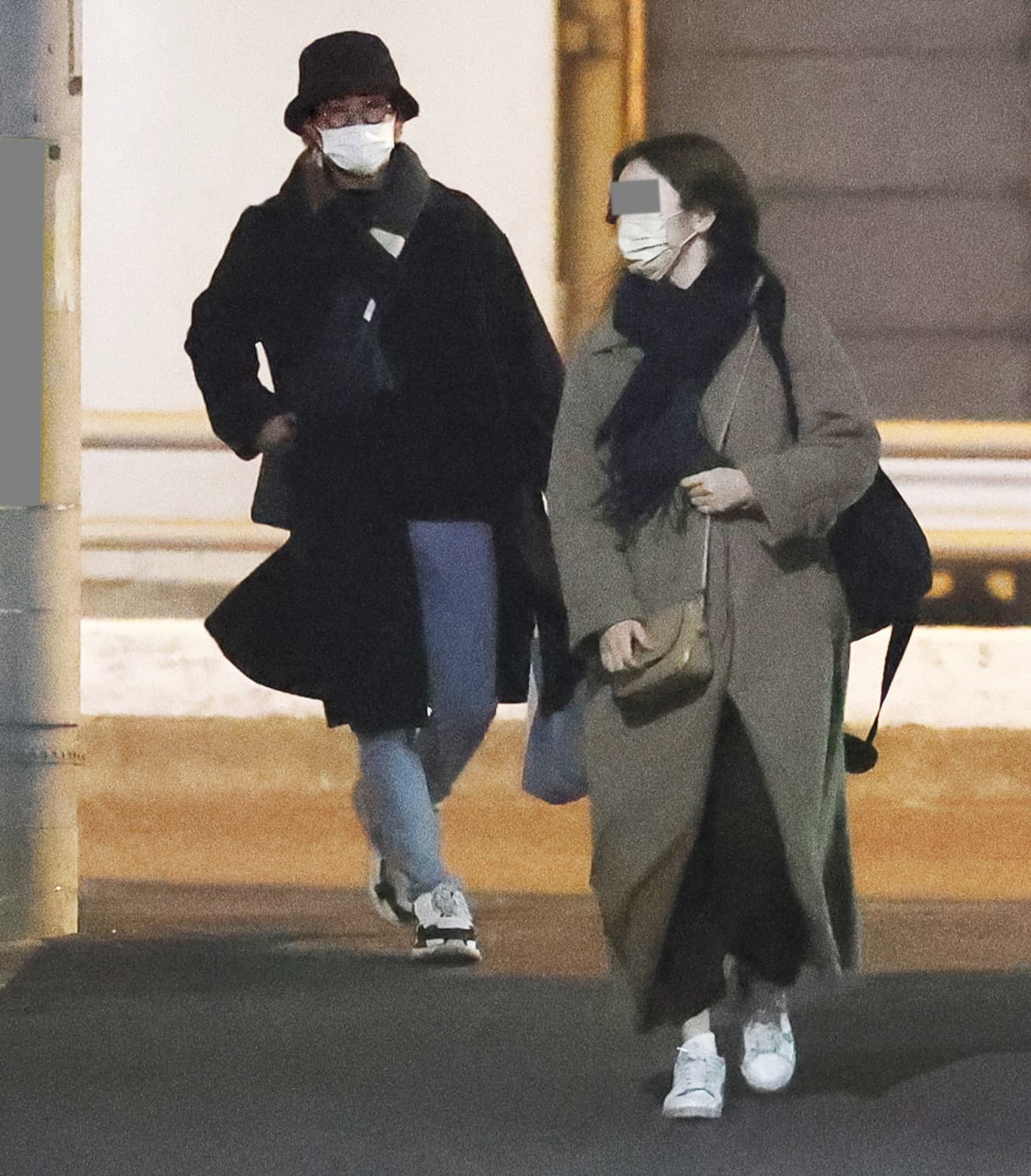 2月下旬の夜8時頃。旅行帰りなのか、大荷物の二人。閑静な住宅街でも2mほど距離をとって歩く