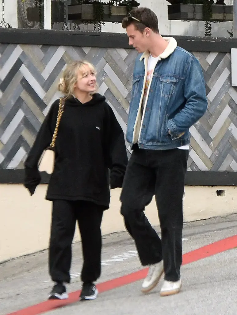 Shawn Mendes and Sabrina Carpenter Spotted Out Together in L.A. Amid Romance Rumors: Photo
https://www.usmagazine.com/celebrity-news/news/shawn-mendes-sabrina-carpenter-spotted-amid-romance-rumors-photo/