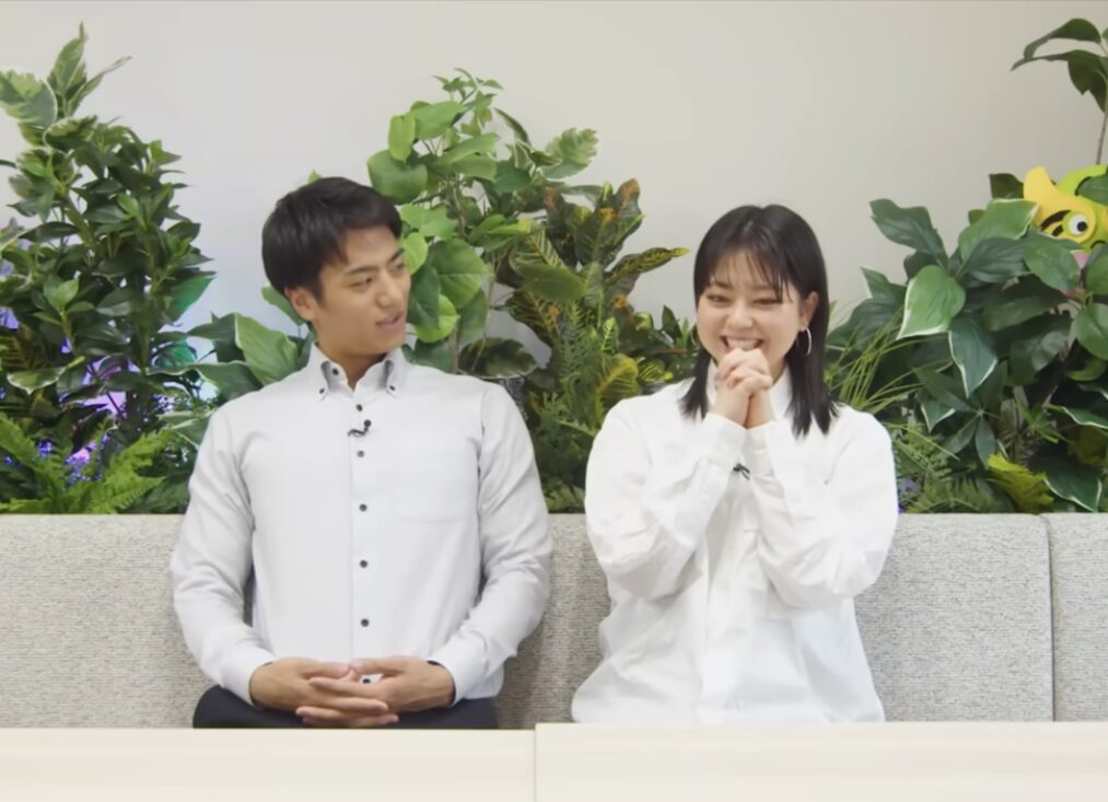 ソファに座り話をする山本アナと杉原アナ