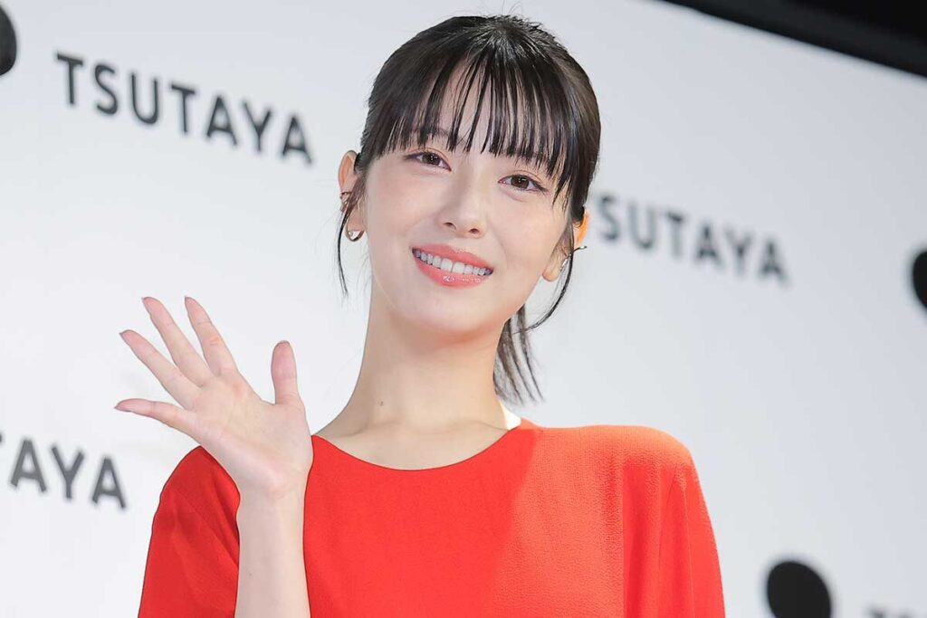 岸優太の歴代彼女6人目：浜辺美波（2021年頃）