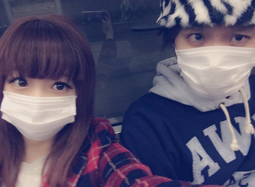 マスクをしたきゃりーぱみゅぱみゅさんとFukaseさんの自撮り写真