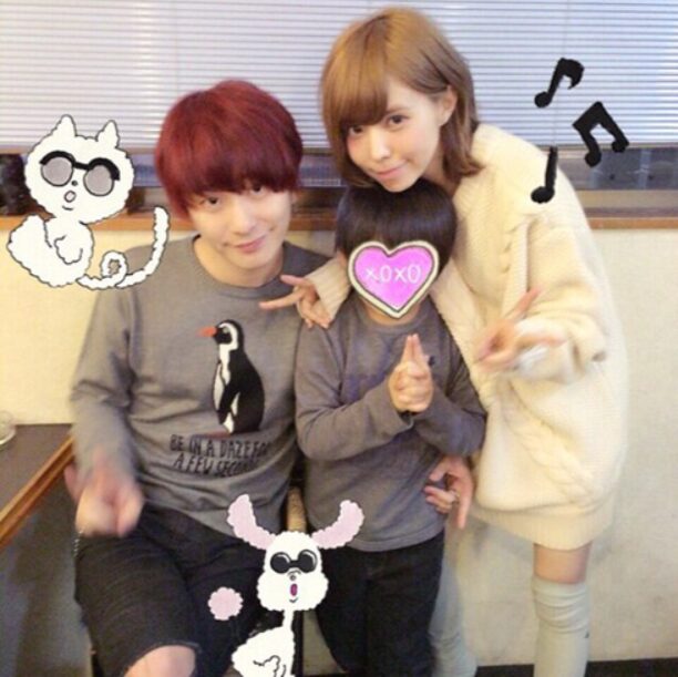 益若つばささん、Fukaseさん、益若さんの長男の3ショット写真