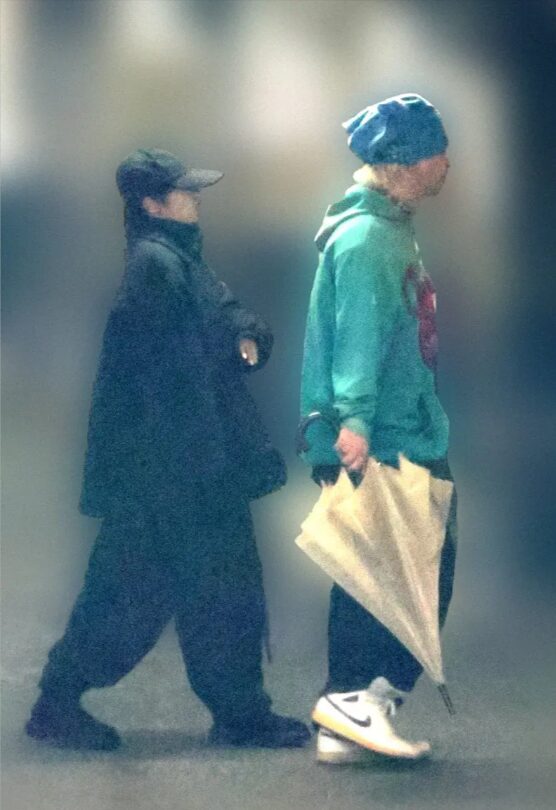 Fukaseさんと沢田京海さんが並んで歩いてる写真。