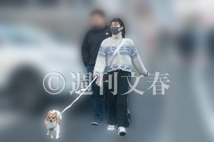 写真](8ページ目)「彼女の部屋から出てきた2人は車で…」