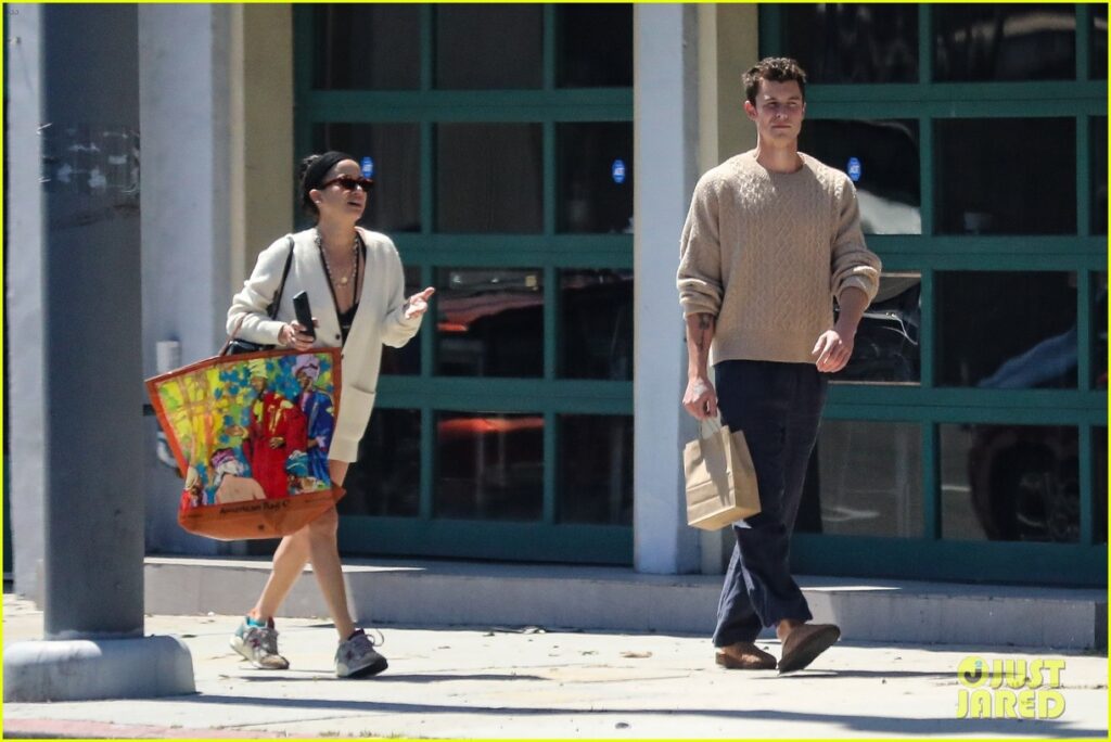 Shawn Mendes & Dr. Jocelyne Miranda Step Out for Something to Eat in WeHo
https://www.justjaredjr.com/photo-gallery/1374026/shawn-mendes-grabs-breakfast-jocelyne-miranda-in-weho-03/