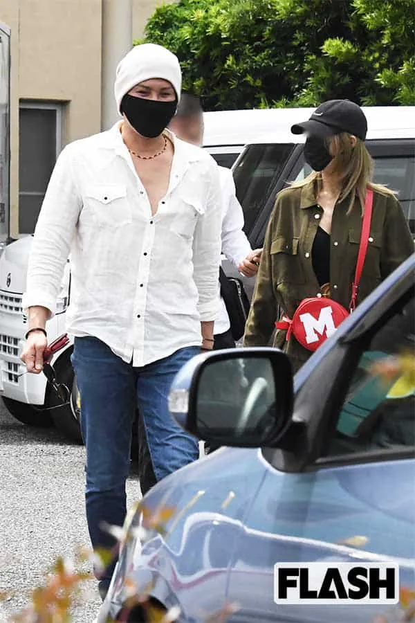 新庄剛志、金髪美女と伊豆で「温泉旅館お泊まりデート」1泊5万円の “露天風呂つき” 部屋を満喫 