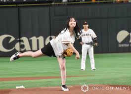 橋本環奈、ジャイアンツ開幕戦でリベンジ始球式 豪快ワインドアップも一塁側にそれる | オリコンニュース
