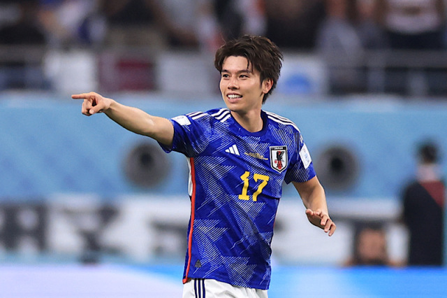 指をさす田中碧