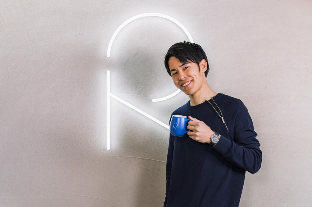 自身が運営するカフェで笑顔のりょう