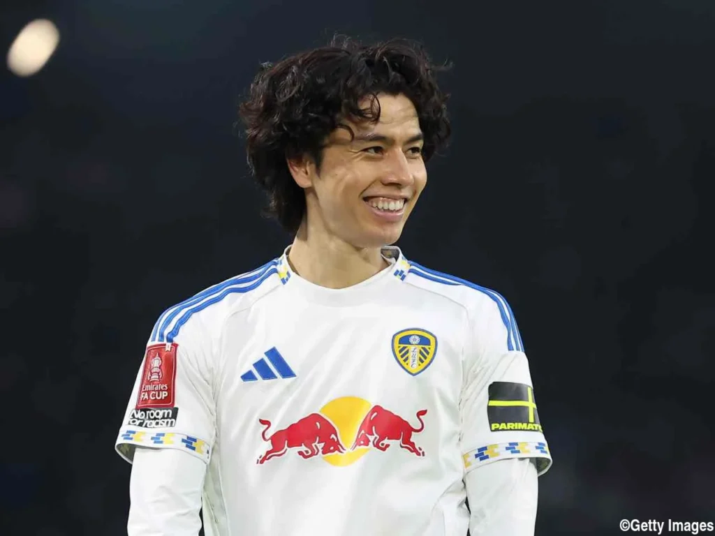 ユニフォームで笑顔の田中碧