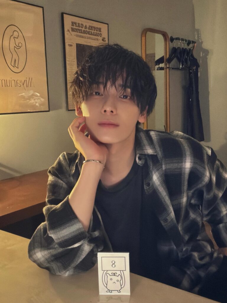 頬杖をつき、落ち着いた表情でカメラを見つめるみやかわくん