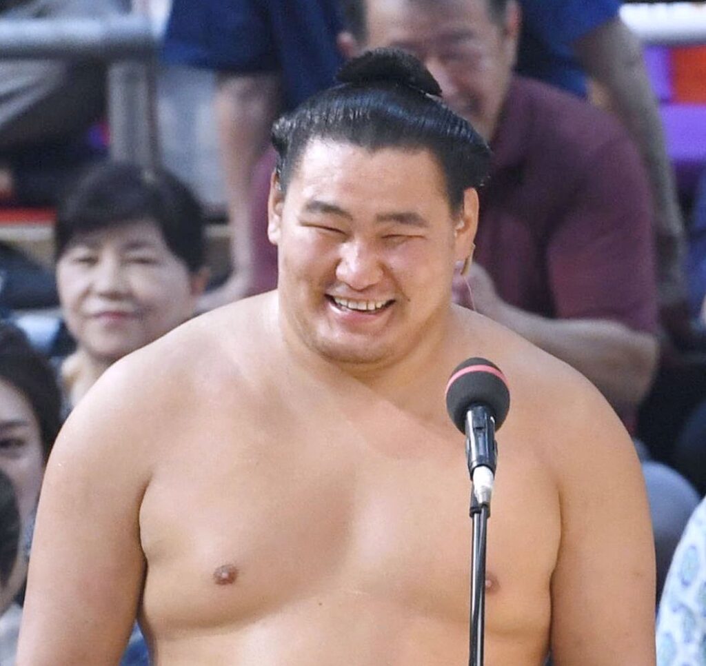 マイクの前に立つ豊昇龍