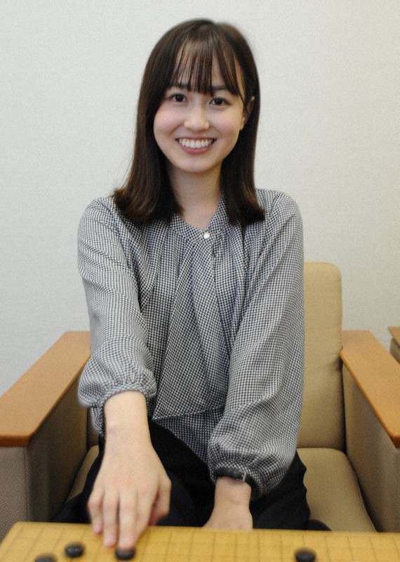 盤上の風景：／71 囲碁 安田明夏初段（20）＝神戸市出身 笑顔で決めポーズ ／大阪 | 毎日新聞