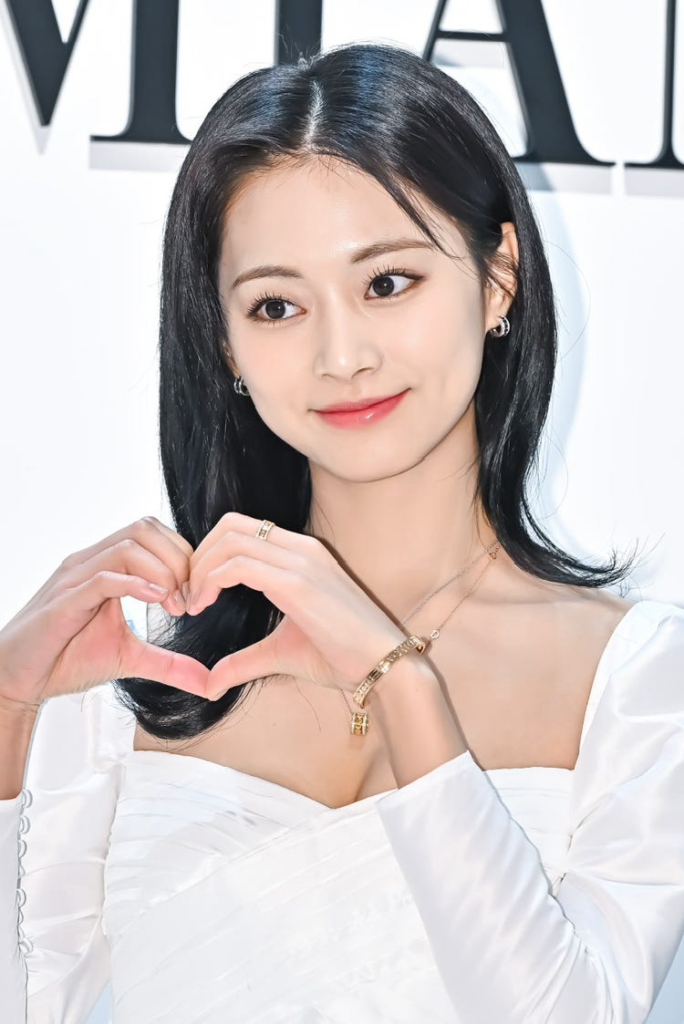 ミンギュの歴代彼女1人目：ツウィ（TWICE）（2017年頃）