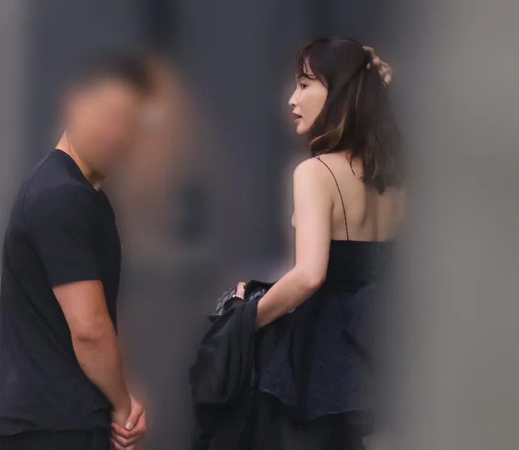 NEWS ポストセブン　【スクープ撮】長谷川京子、新恋人はカナダ育ちのレストランオーナー　出会いは離婚前、子供たちとも家族同然の関係にhttps://www.news-postseven.com/archives/20230720_1888882.html?IMAGE=1&PAGE=4-91