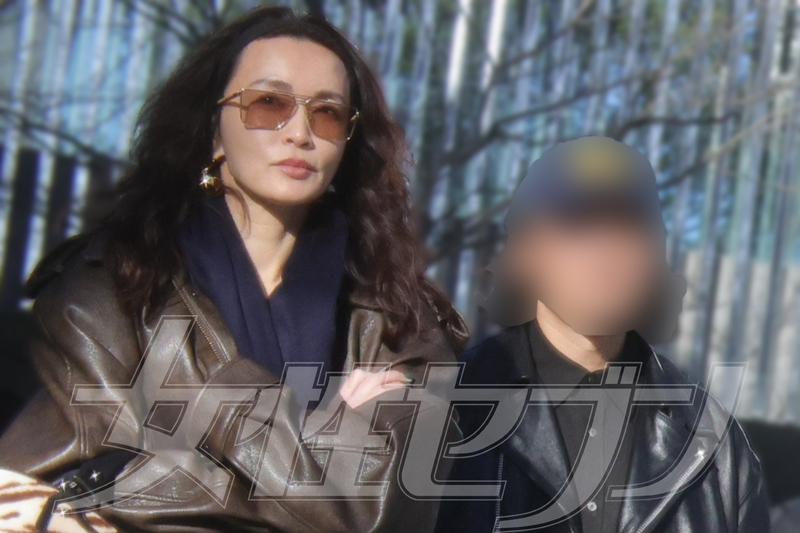 引用元：女性セブンプラス　《白昼堂々ガッツリ腰に手を回して》長谷川京子(47)が新恋人と「デカサングラス」で情熱デート「アラフィフ」の恋は「自分に誠実に」https://j7p.jp/166085/2#google_vignette