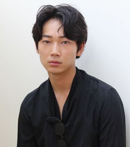 今田美桜の歴代彼氏11人目：綾野剛（2021年頃）