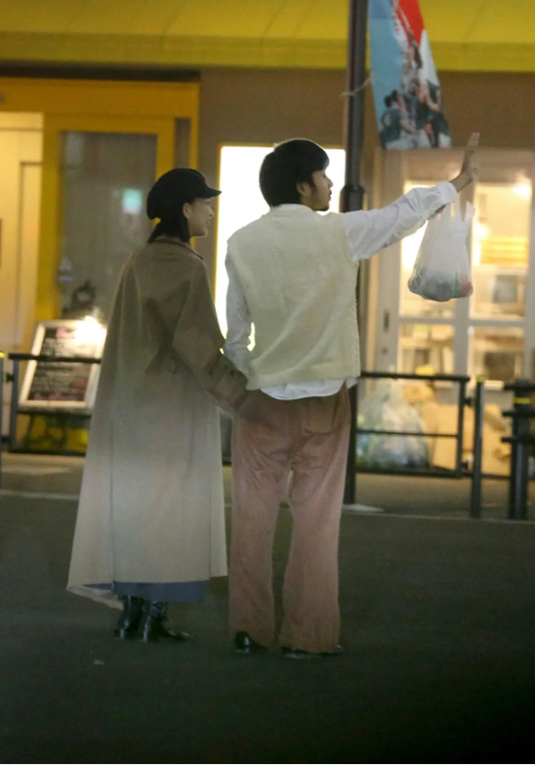 引用元：FRIDAY　森川葵＆仲野太賀　実力派カップルが中目黒デート＆「お泊まり愛」https://friday.kodansha.co.jp/article/82891/photo/9e926a79