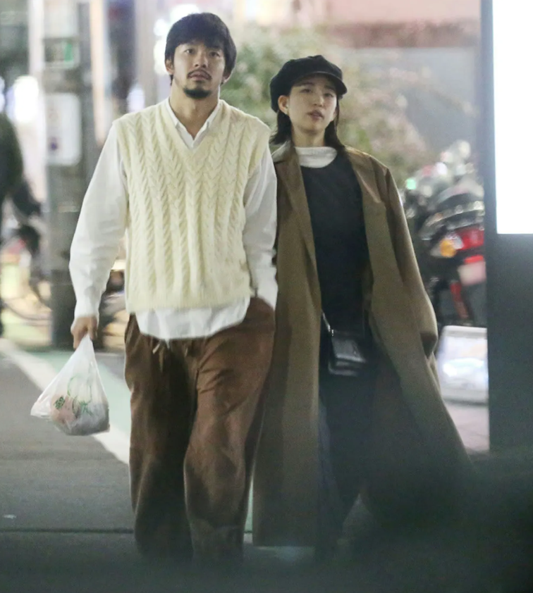 引用元：FRIDAY　森川葵＆仲野太賀　実力派カップルが中目黒デート＆「お泊まり愛」https://friday.kodansha.co.jp/article/82891/photo/7b2848e4